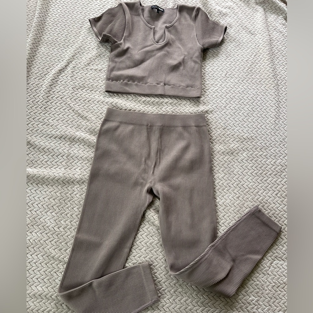 Fashion Nova Women’s Ribbed Leggings Set in Taupe